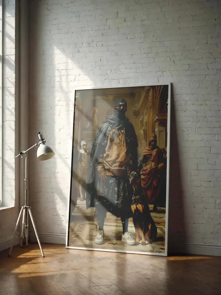 Un portrait encadré mettant en scène une figure stylisée et masquée vêtue de vêtements sombres et de baskets blanches, debout à côté d’un chien.