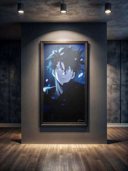 Un portrait animé encadré d’un personnage aux cheveux sombres et hérissés et aux yeux bleus luisants, sur fond bleu profond dramatique dans un cadre en bois élégant.