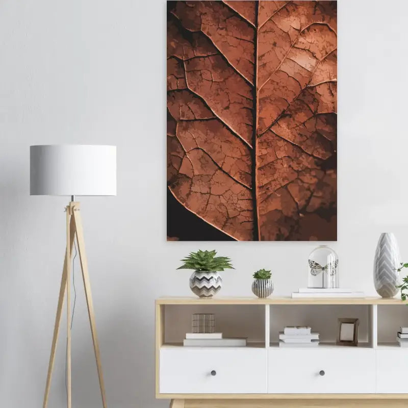 Une impression sur toile frappante présentant un gros plan d’une feuille brune et craquelée avec une vannerie complexe.