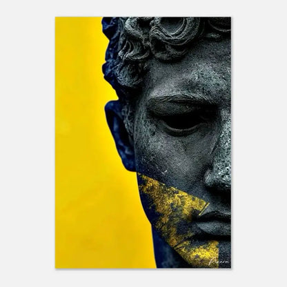 Un buste de pierre sombre et texturé avec des cheveux bouclés intricats et une rayure de peinture jaune audacieuse traversant le bas de son visage.