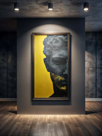 Une œuvre d’art encadrée présentant une sculpture texturée en monochrome d’une tête masculine classique sur un fond jaune vibrant.