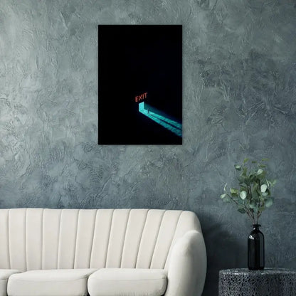 Une impression sur toile noire minimaliste présentant un panneau ’sortie’ rouge lumineux au-dessus d’une porte éclairée diffusant une lumière turquoise.