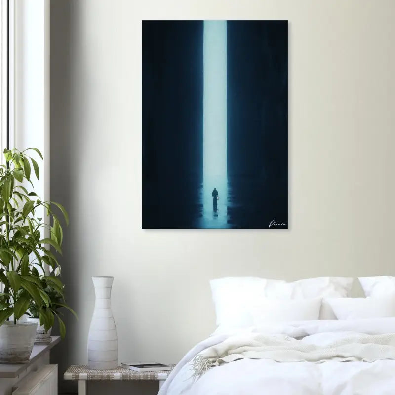 Une peinture abstraite minimaliste en noir et bleu sur toile présentant une figure solitaire marchant vers un faisceau vertical de lumière.