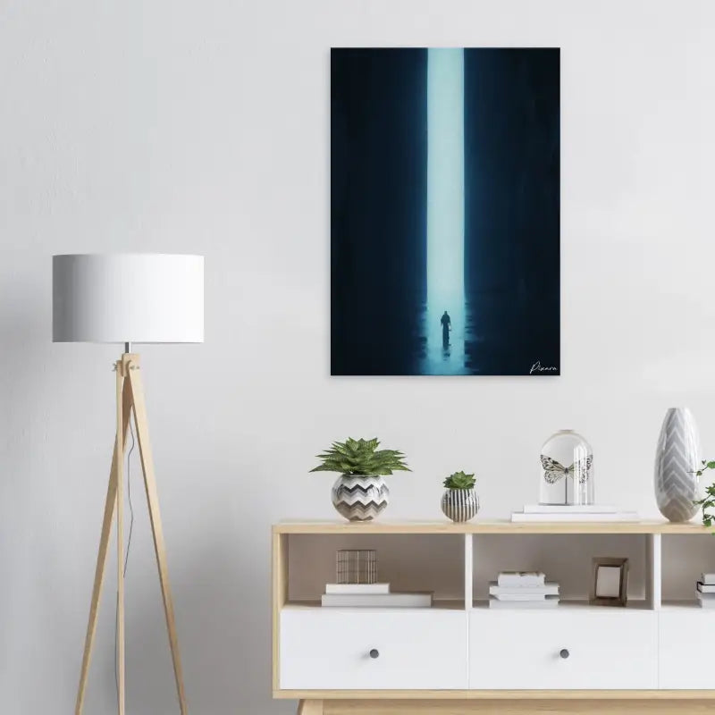 Une peinture abstraite minimaliste en noir et turquoise sur toile mettant en scène une figure solitaire marchant vers un faisceau vertical de lumière vive.