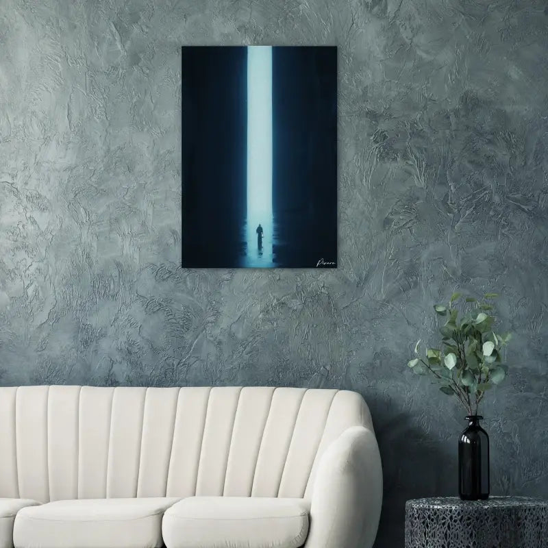 Une impression d’art abstrait minimaliste en noir et blanc mettant en scène une figure solitaire debout devant un faisceau de lumière vertical, montée sur un mur gris texturé.