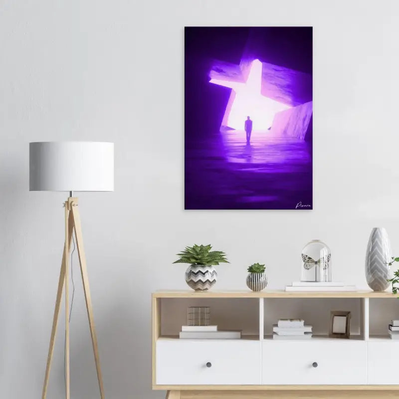 Impression abstraite pourpre sur toile représentant une silhouette solitaire marchant vers une lumière en forme de croix luminescente.