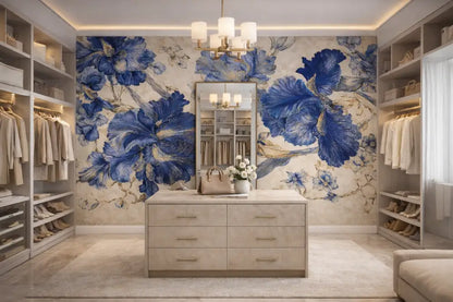 Sac à main en cuir beige avec quincaillerie dorée reposant sur une commode en marbre.