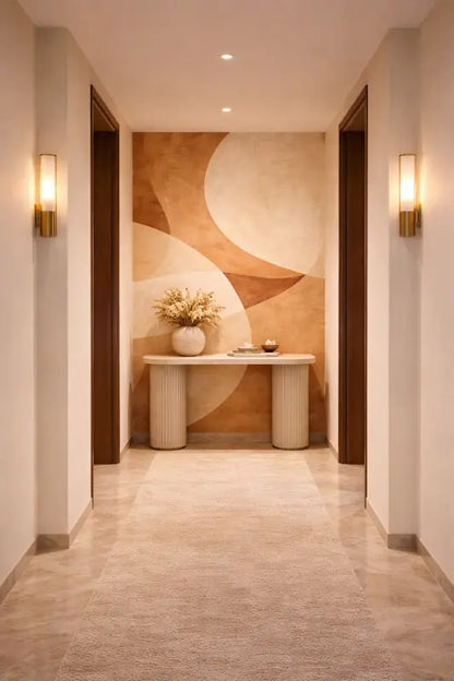 Lit capitonné beige avec un pouf assorti et des oreillers superposés en tons neutres.