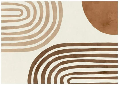 Un tapis abstrait minimaliste présentant des lignes courbes concentriques en tons brun terreux sur un fond crème blanc cassé.