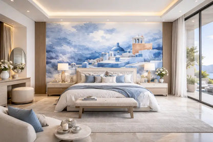 Le lit présente un dossier de lit capitonné blanc, des oreillers bleu clair et beige, et une couverture assortie.