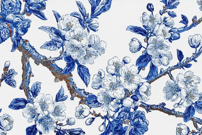 Papier peint à motif floral bleu et blanc avec de délicates fleurs et feuilles.