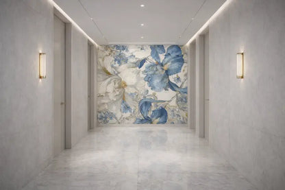 Une grande fresque florale élégante présentant des fleurs bleues audacieuses et des blanches douces avec des accents dorés délicats orne le centre d’un mur de couloir moderne.