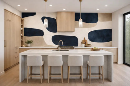 Île de cuisine moderne avec un comptoir en marbre blanc lisse et quatre tabourets de bar rembourrés assortis en gris clair.