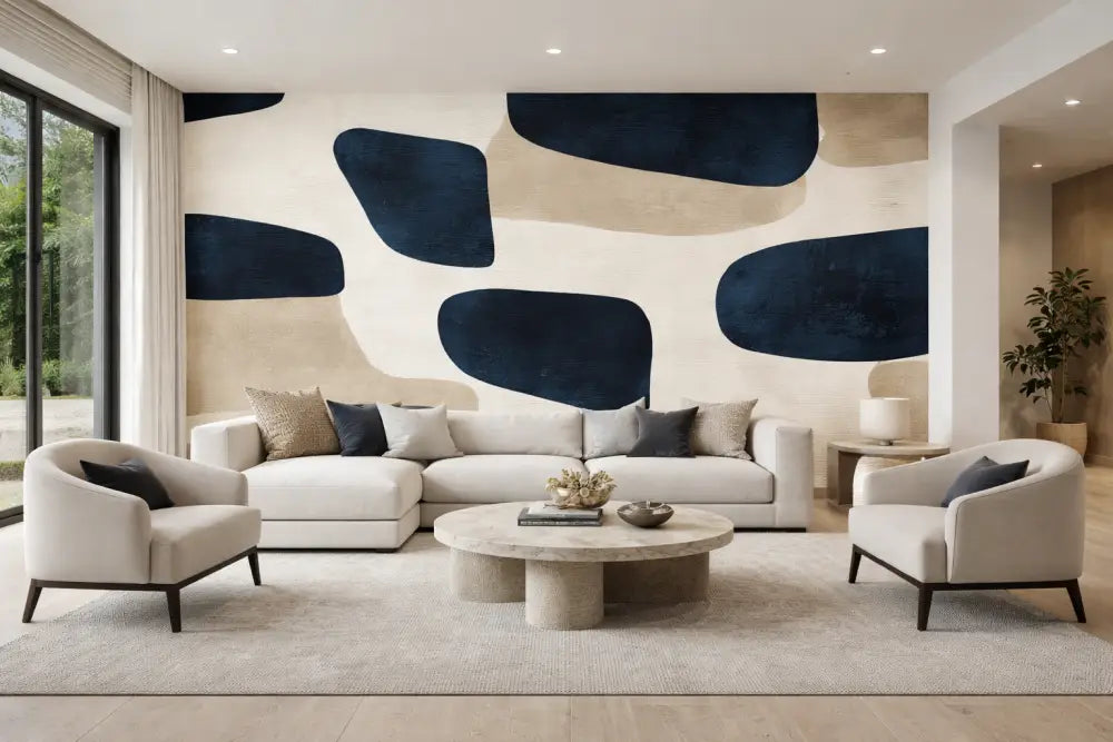 Canapé d’angle beige avec des coussins de jet bleu marine foncé et gris.