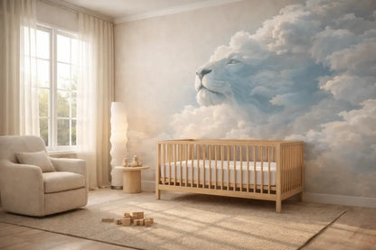 Lit de bébé en lattes de bois clair avec matelas blanc et literie assortie