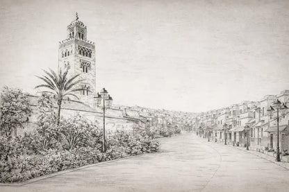 Un croquis au crayon détaillé d’un minaret de mosquée historique avec des arches ornées et un sommet décoratif, se dressant fièrement à côté de palmiers le long d’une rue pavée tranquille bordée de bâtiments traditionnels.