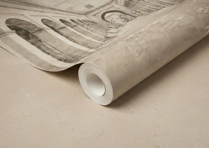 Un rouleau de papier peint texturé, blanc cassé, orné d’une illustration architecturale détaillée en noir et gris.