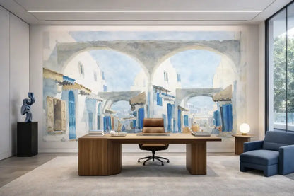 Bureau en bois avec une chaise de bureau en cuir marron positionnée devant lui