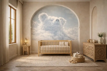 Un lit à barreaux en bois serein avec une finition naturelle claire et un design simple à lattes, positionné au centre d’une chambre d’enfant doucement éclairée.