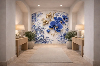 Art mural floral bleu et or mettant en vedette un design d’orchidée proéminent avec des motifs bleus complexes sur fond blanc, accentué par des feuilles dorées métalliques.