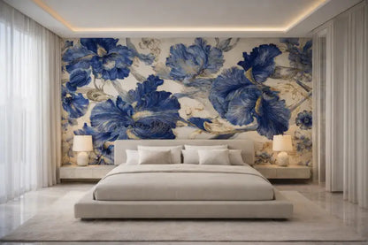 Le lit présente un design élégant et moderne avec un cadre rembourré gris clair et un matelas assorti.