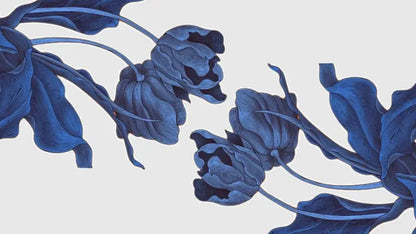 Bleu profond, tulipes aux détails intricés avec pétales texturés et tiges élancées.