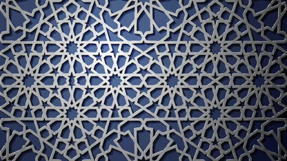 Panneau en treillis géométrique argenté avec des motifs d’étoiles et polygonaux complexes sur un fond bleu profond.