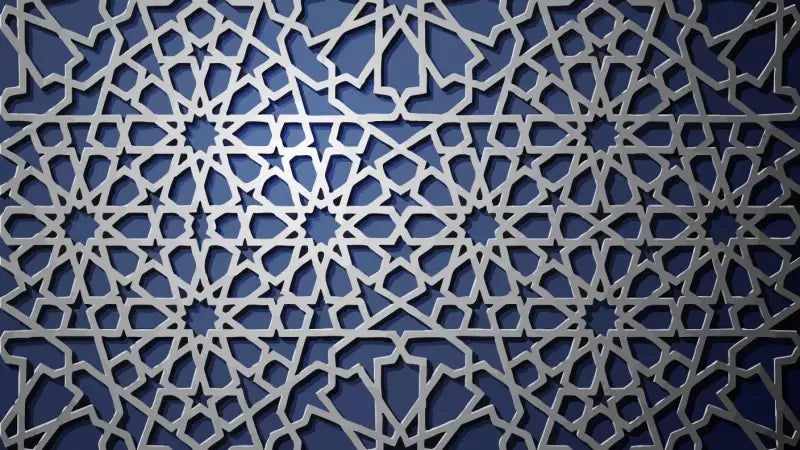 Panneau en treillis géométrique argenté avec des motifs d’étoiles et polygonaux complexes sur un fond bleu profond.