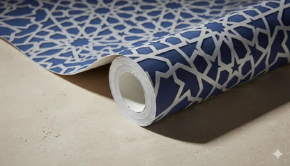 Un rouleau de papier peint à motif géométrique bleu et blanc avec un design moderne et complexe.