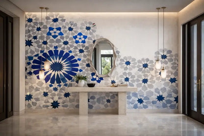 Mur en mosaïque géométrique bleu et gris avec un motif central en étoile éruptive.