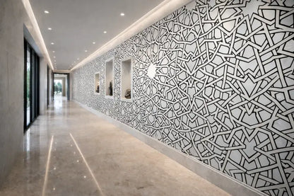 Le mur présente un motif géométrique complexe en noir et blanc avec des formes en étoile entrelacées.
