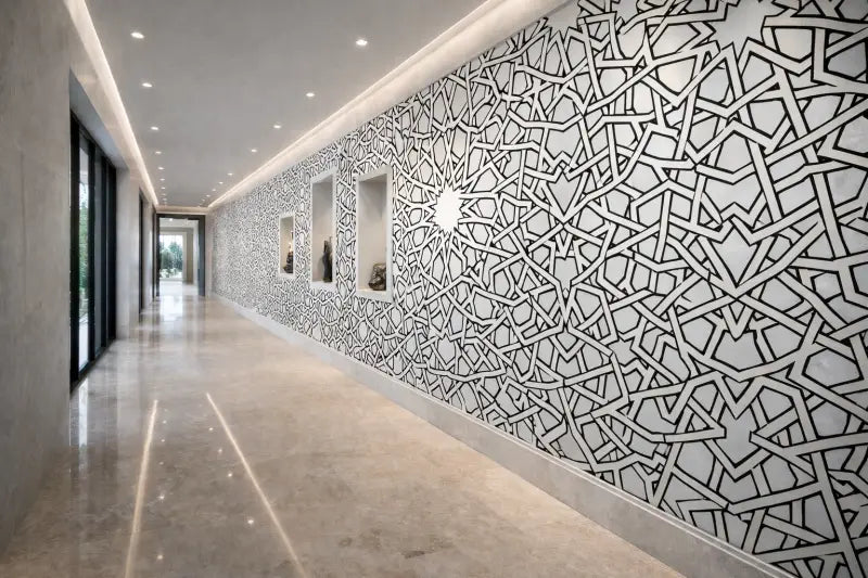 Le mur présente un motif géométrique complexe en noir et blanc avec des formes en étoile entrelacées.