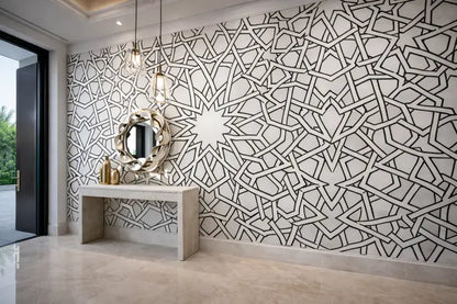 Un miroir circulaire orné avec un cadre métallique et un détail géométrique complexe.