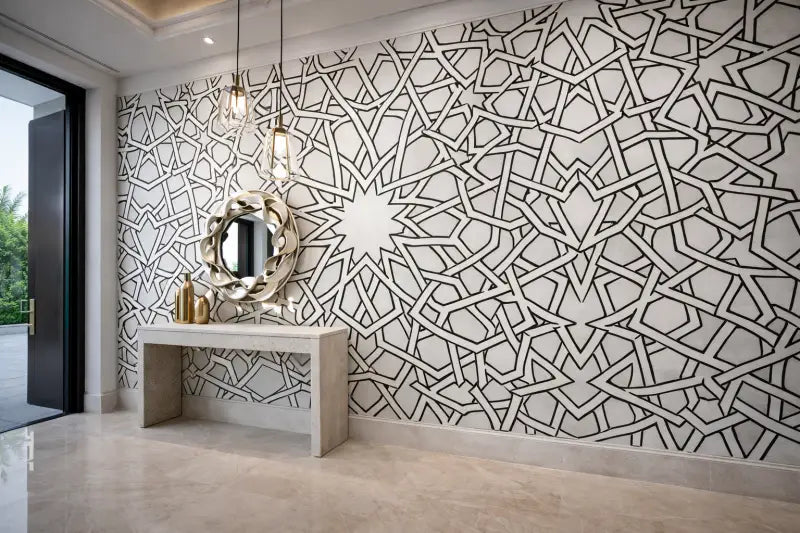 Un miroir circulaire orné avec un cadre métallique et un détail géométrique complexe.