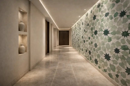 Le couloir présente un mur orné de carreaux de mosaïque géométrique verts et blancs complexes.