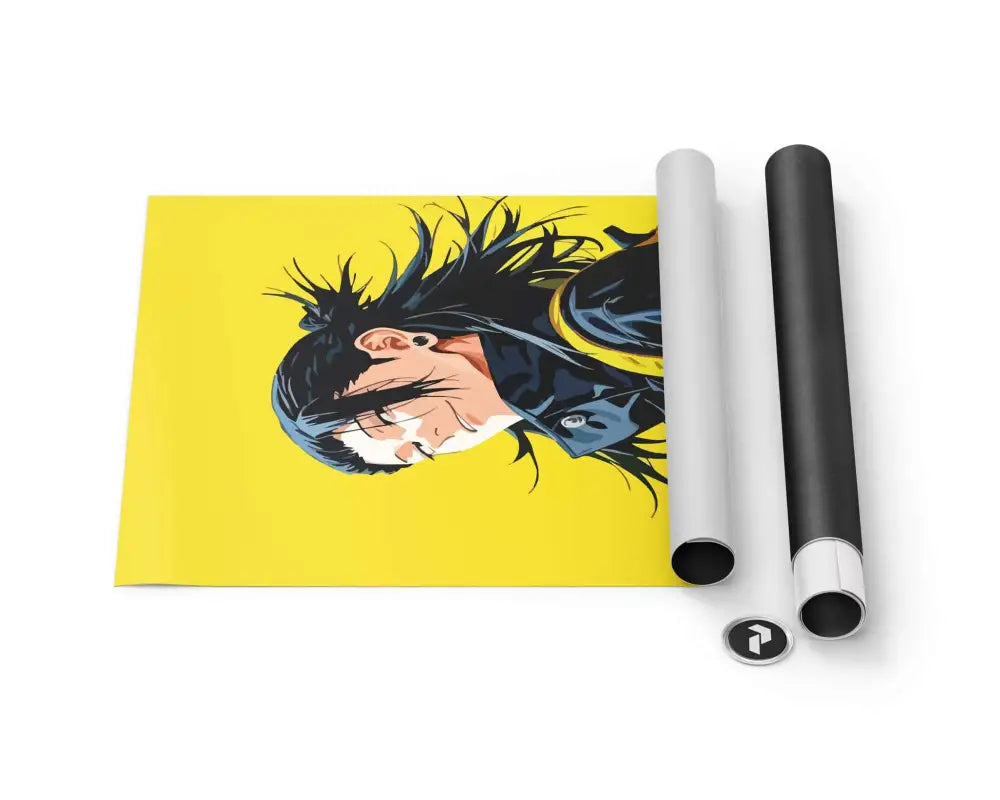 Affiche jaune vibrant mettant en scène un personnage d’anime stylisé aux cheveux noirs et à la veste bleue, exposée aux côtés de versions enroulées du même design dans des étuis blancs et noirs.
