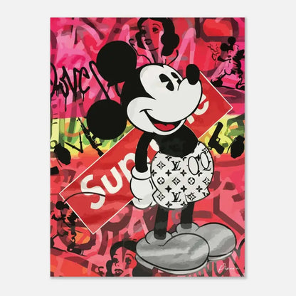 Mickey Mouse portant une jupe blanche à motif monogrammé Louis Vuitton et se tenant à côté d’une bannière au logo rouge Supreme.