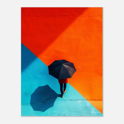 Un parapluie noir tenu par une personne qui s’éloigne, projetant une ombre distincte sur le sol peint en bleu vibrant et orange.