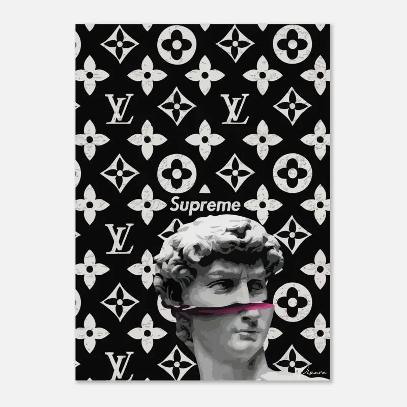 Impression sur toile noir et blanc mettant en scène une statue de marbre gris du David avec une rayure horizontale rose sur le nez, sur fond d’un motif monogrammé Louis Vuitton répété.