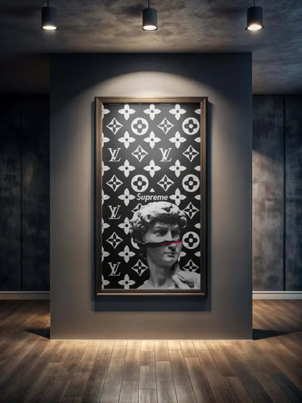 Œuvre d’art encadrée en noir et blanc présentant une tête de statue classique avec le logo « supreme » sur sa bouche, sur fond d’un motif monogramme Louis Vuitton répété.