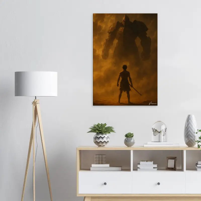 Une impression sur toile dramatique dépeignant une figure solitaire se tenant devant un géant imposant et ombragé sur un ciel aux teintes orangées.