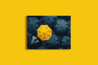 Un parapluie jaune vibrant se distingue sur un fond de parapluies bleu foncé dans cette impression sur toile minimaliste.