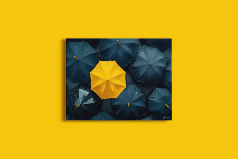 Un parapluie jaune vibrant se distingue sur un fond de parapluies bleu foncé dans cette impression sur toile minimaliste.