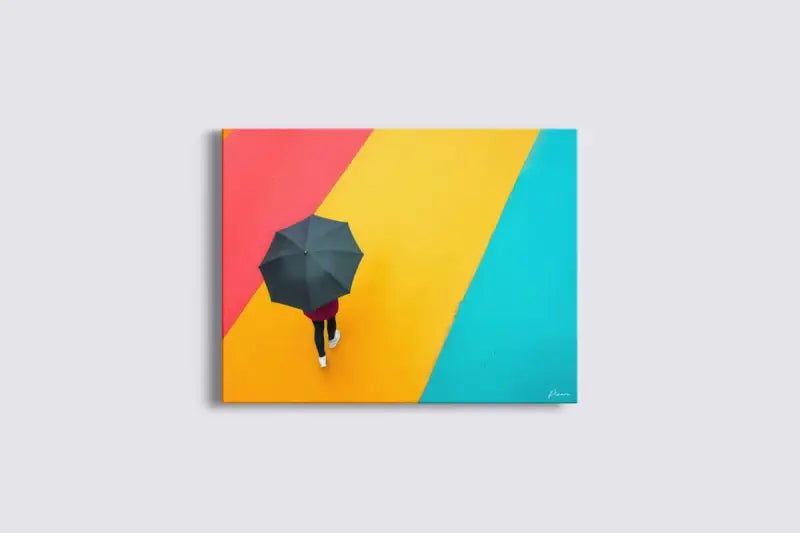 Parapluie noir tenu par une personne marchant sur un trottoir vibrant, divisé géométriquement.