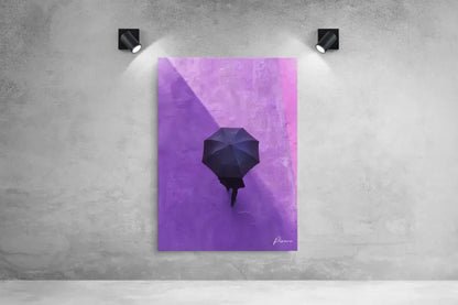 Un parapluie noir est centré sur une toile violette vibrante, sa silhouette tranchant nettement sur l’arrière-plan texturé.