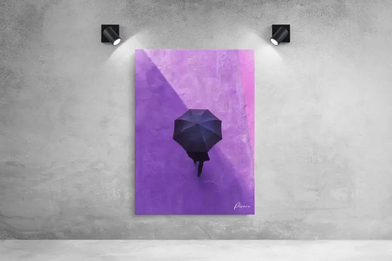 Un parapluie noir est centré sur une toile violette vibrante, sa silhouette tranchant nettement sur l’arrière-plan texturé.