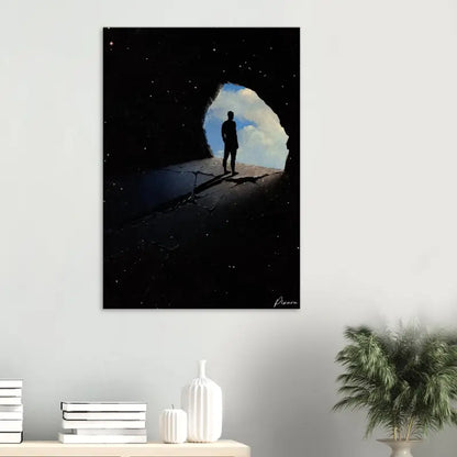 Art sur toile noire représentant la silhouette d’une personne debout à l’entrée d’une grotte, avec des étoiles visibles dans l’intérieur sombre et un ciel lumineux au-delà.