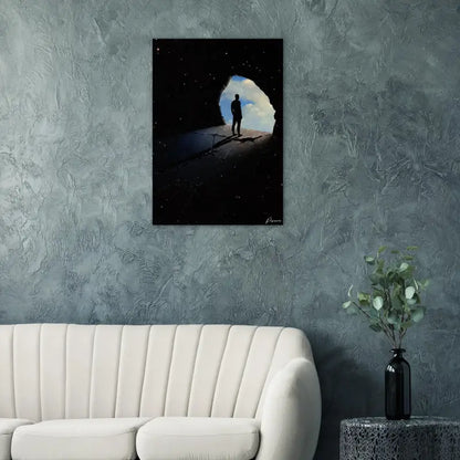 Impression sur toile à cadre noir représentant une silhouette solitaire debout dans l’arche d’une grotte, se découpant sur un ciel nocturne étoilé et des nuages bleu vif.