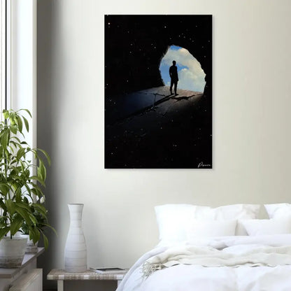 Art sur toile noire représentant une silhouette d’une personne debout à l’entrée d’une grotte, avec des étoiles au-dessus et un ciel bleu visible à travers une ouverture.