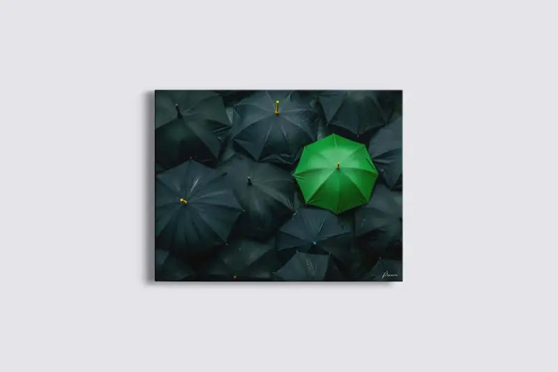 Un parapluie vert vibrant se distingue au milieu d’une mer de parapluies sombres et fermés dans cette impression sur toile minimaliste.